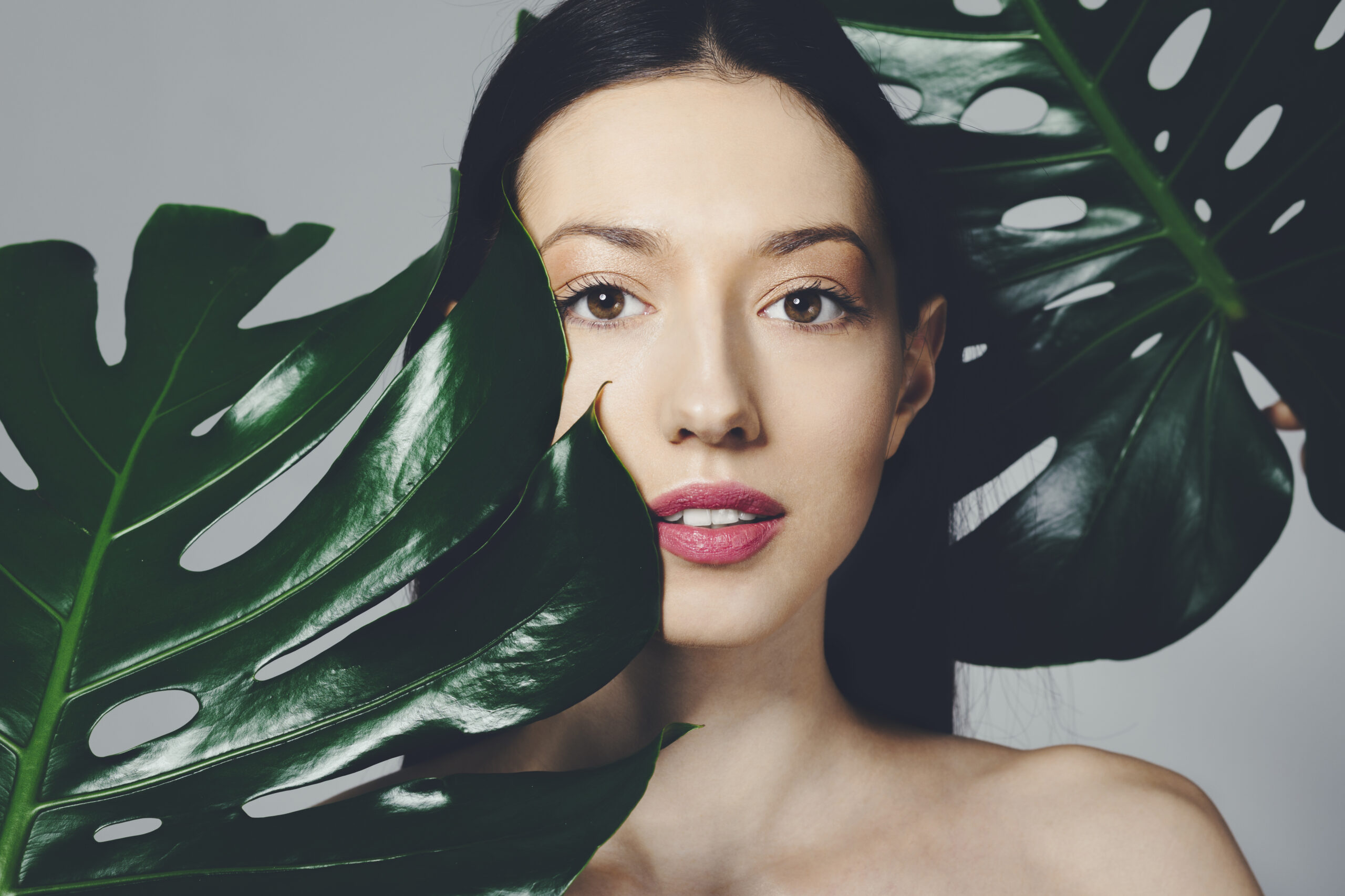 brunette-girl-posing-with-exotic-leaves